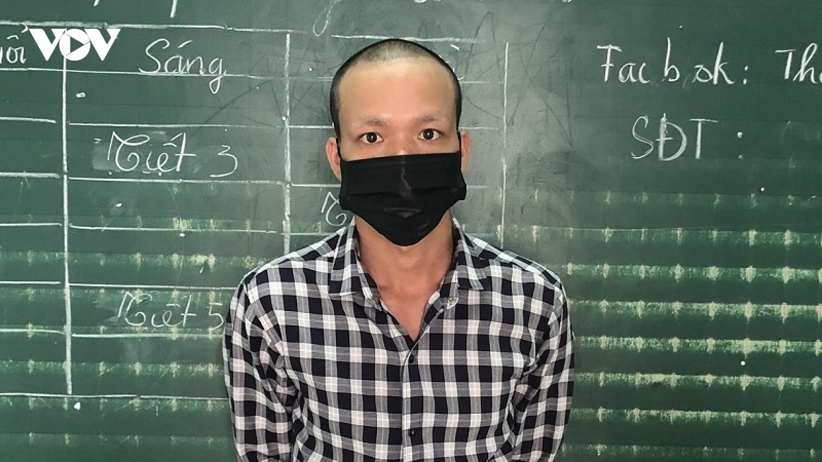Bắt giam kẻ hành hung mẹ ruột, chém luôn cả người thi hành công vụ
