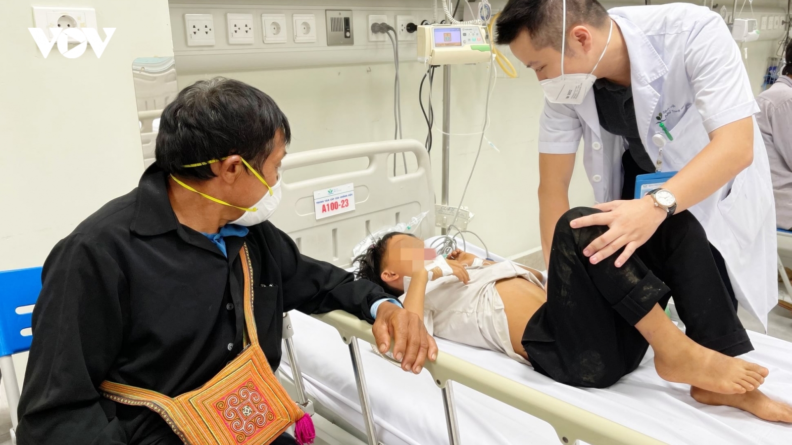 Tám trẻ bị ngộ độc nặng khi ăn quả hồng châu phải chuyển xuống BV Nhi Trung ương