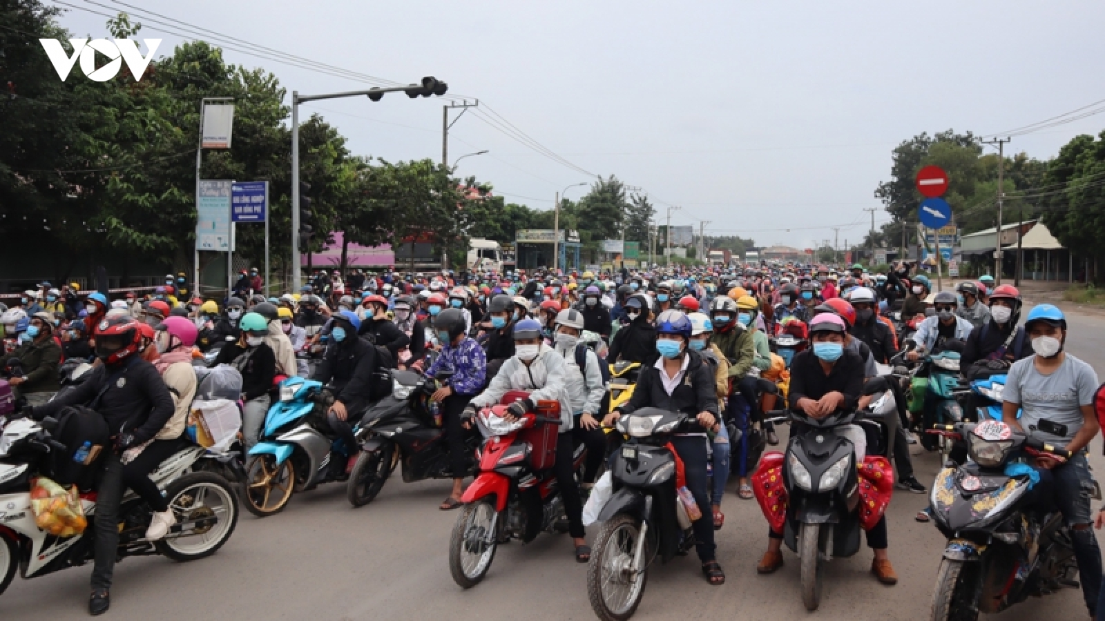 Rời Bình Dương, người lao động hứa sẽ quay lại