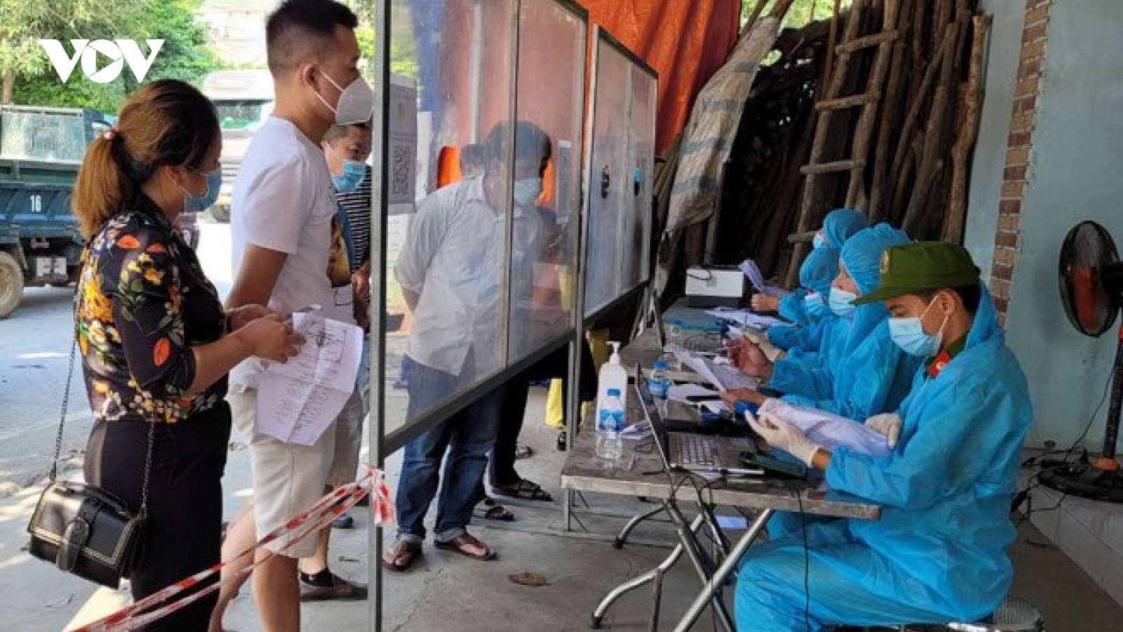 Công an Yên Bái hỗ trợ người dân về quê từ vùng dịch