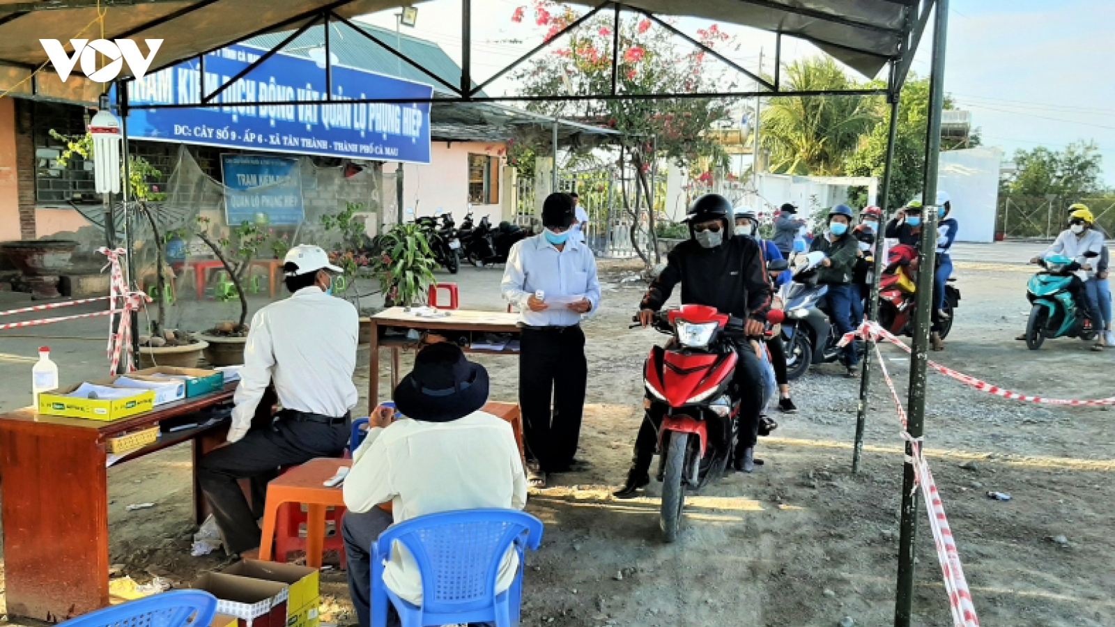 Cả nghìn người về Cà Mau bằng xe máy, 9 người dương tính SARS-CoV-2