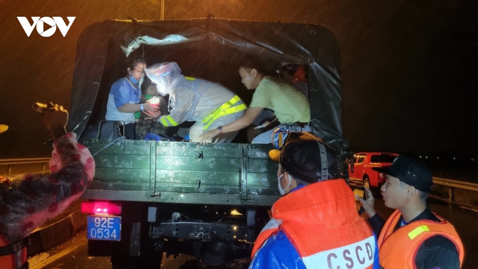 CSGT Quảng Nam giải cứu hàng chục người mắc kẹt giữa dòng nước lũ