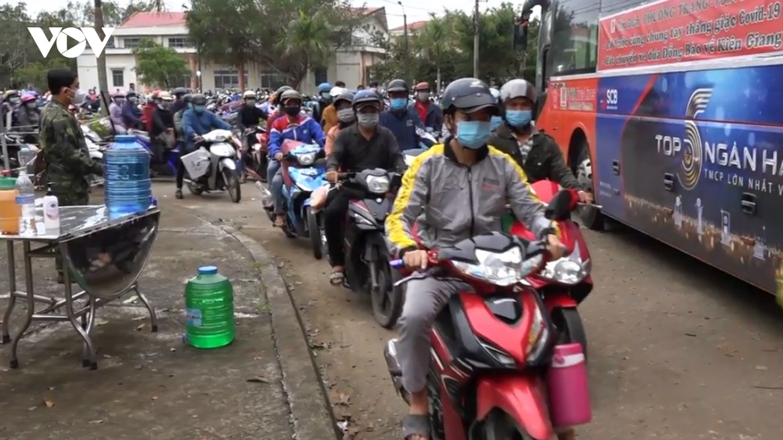 Công an Kiên Giang dẫn đường đưa gần 400 công dân về quê