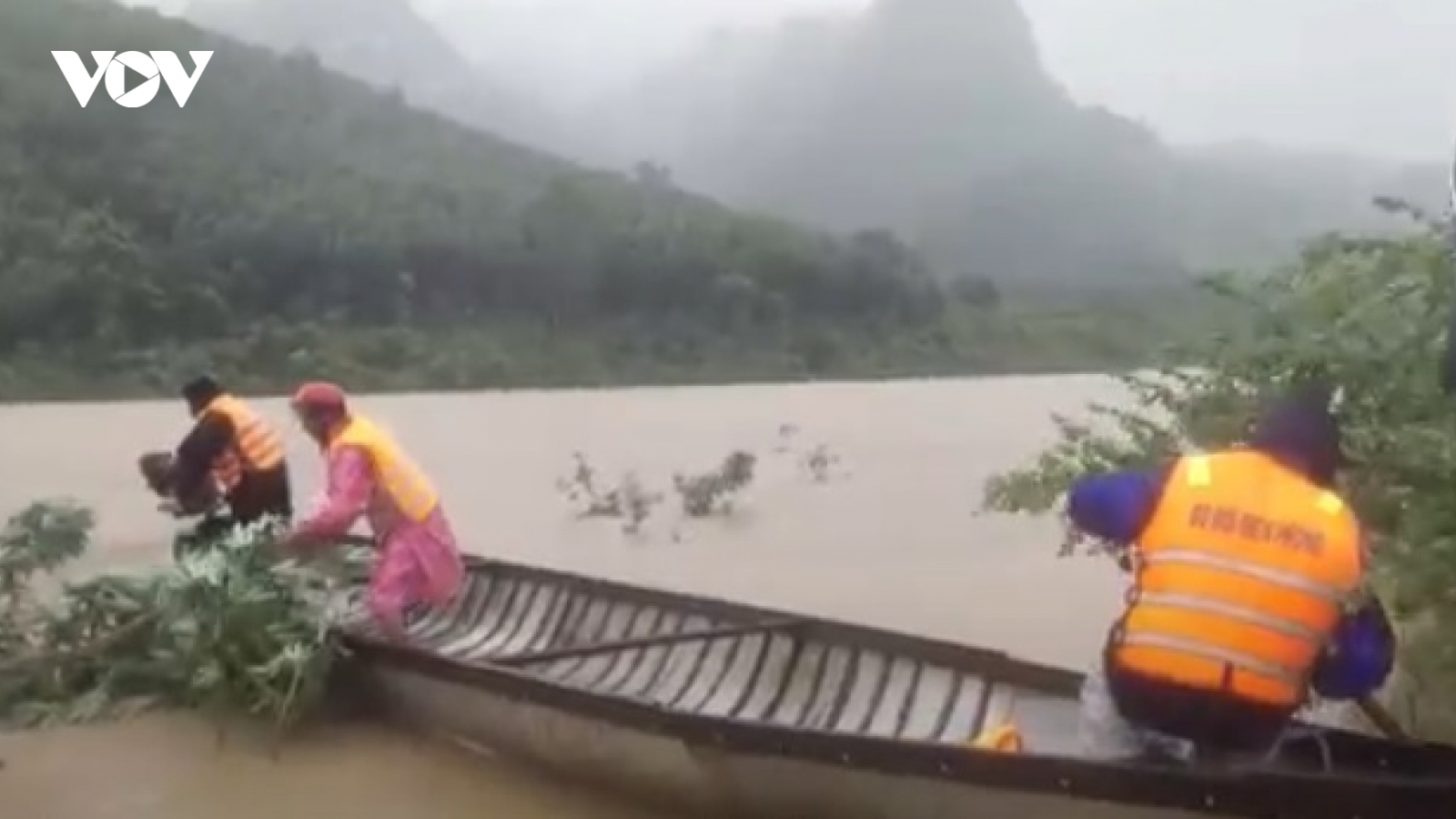 Bộ đội Biên phòng Quảng Bình vượt lũ giúp nhân dân biên giới di dời người và tài sản