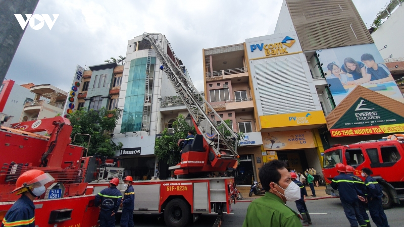 Cháy nhà 5 tầng ở TP.HCM, một người rơi từ tầng 4 xuống đất
