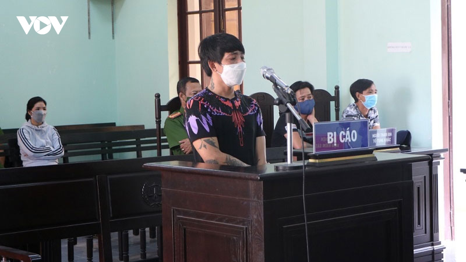 Lĩnh án 18 tháng tù vì say rượu, tấn công người thi hành công vụ
