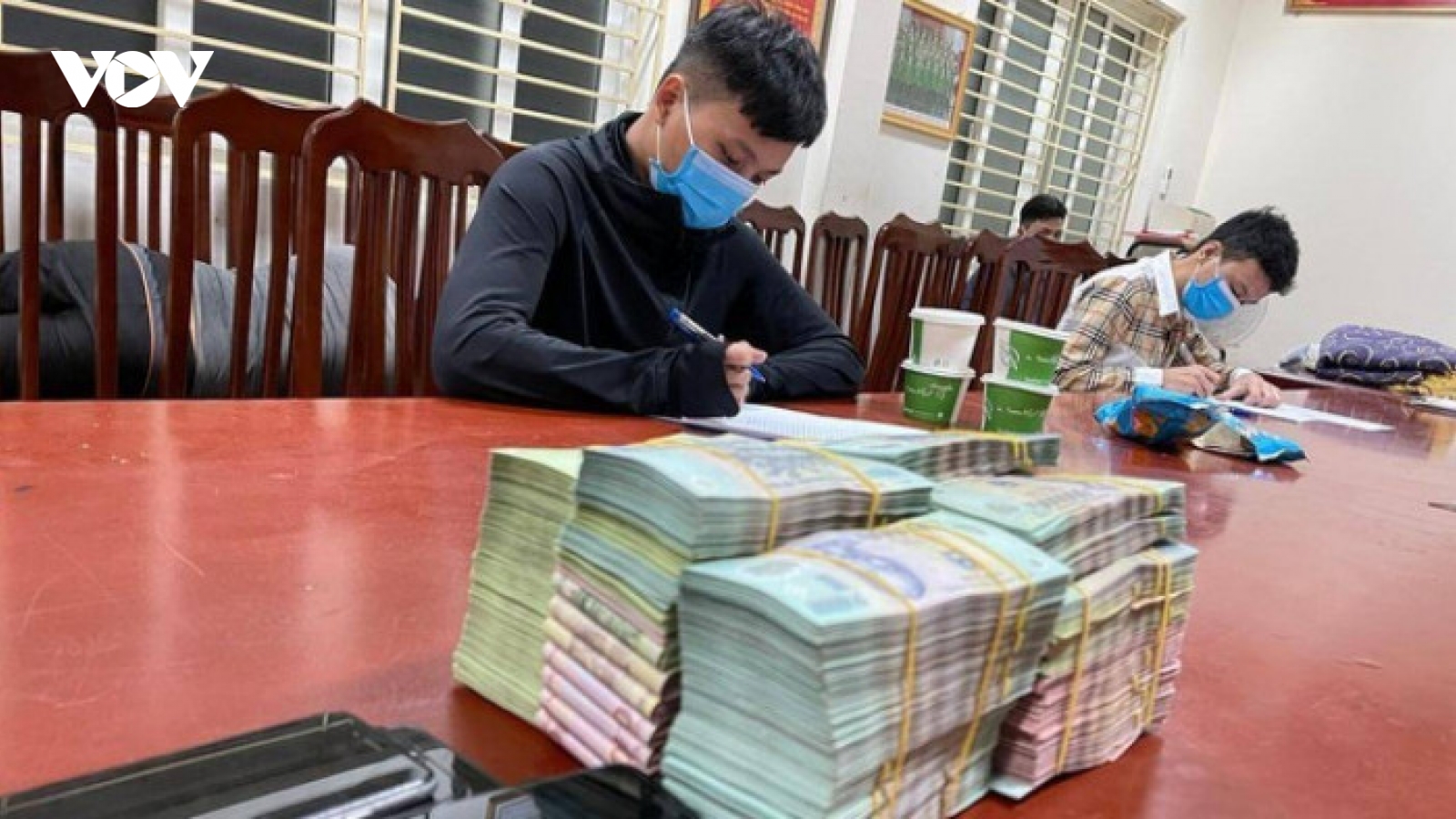 Hà Nội: Triệt phá đường dây đánh bạc qua mạng, bắt giữ 18 đối tượng