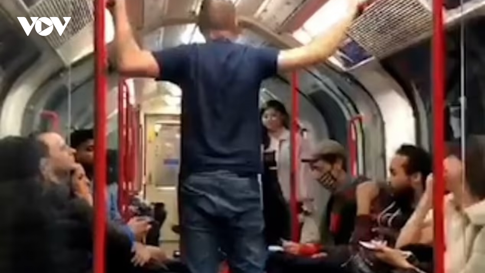 Video: Gã đầu gấu định hành hung phụ nữ trên tàu thì bị các hành khách chặn lại