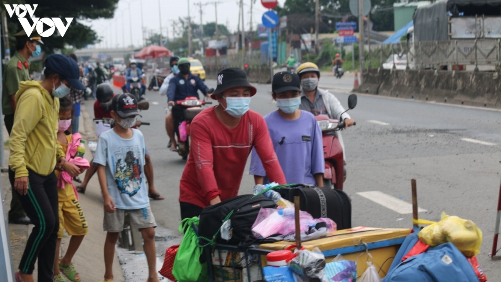 "Người lao động ngoại tỉnh ồ ạt về quê là những hình ảnh thực sự đáng buồn"