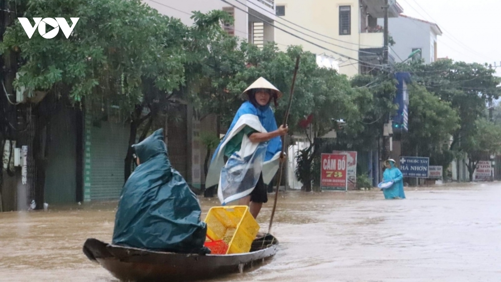 Nước lũ ở Quảng Bình lên nhanh, phố biến thành sông, người dân chèo ghe trên đường