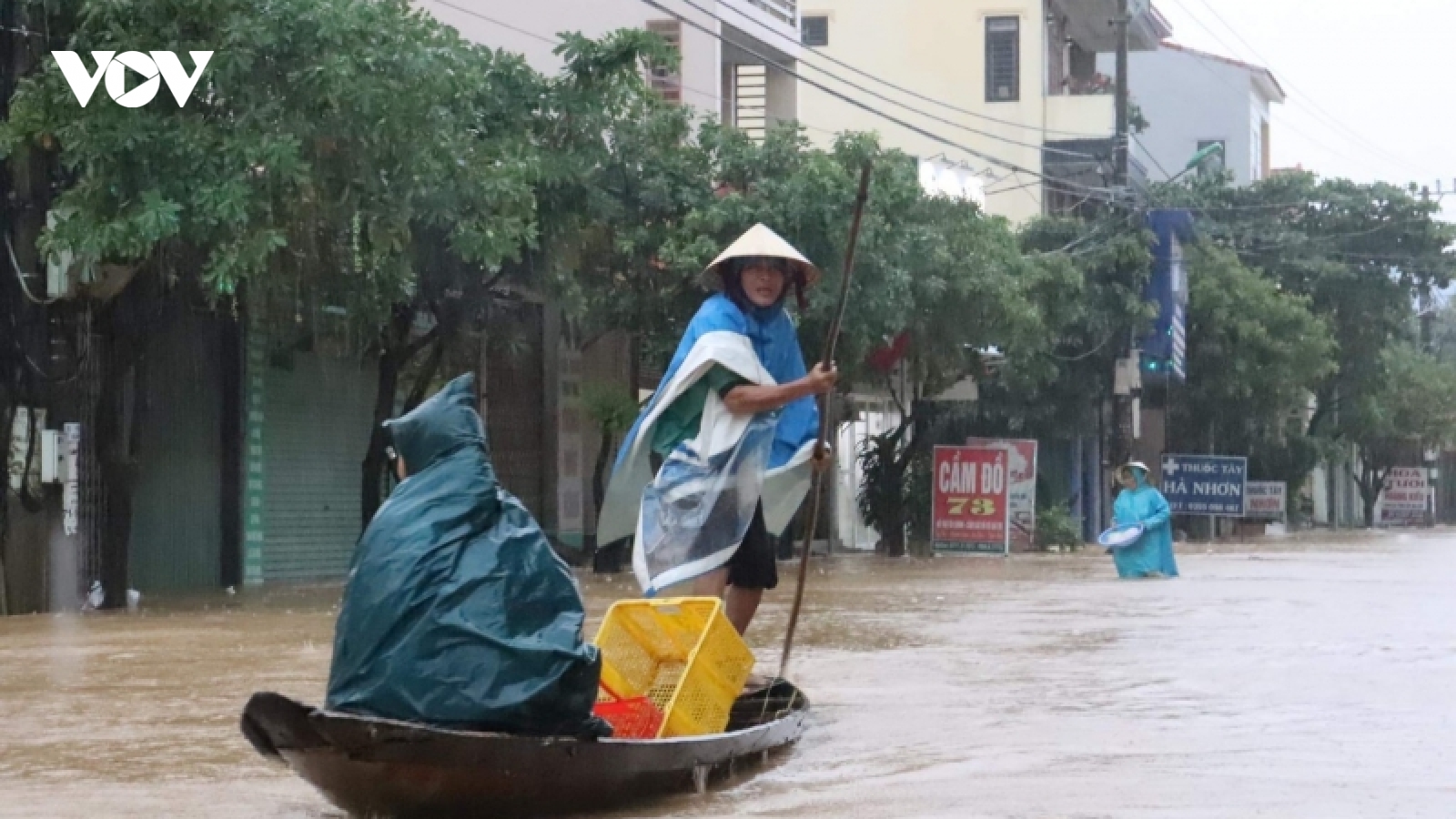 Nước lũ ở Quảng Bình lên nhanh, phố biến thành sông, người dân chèo ghe trên đường