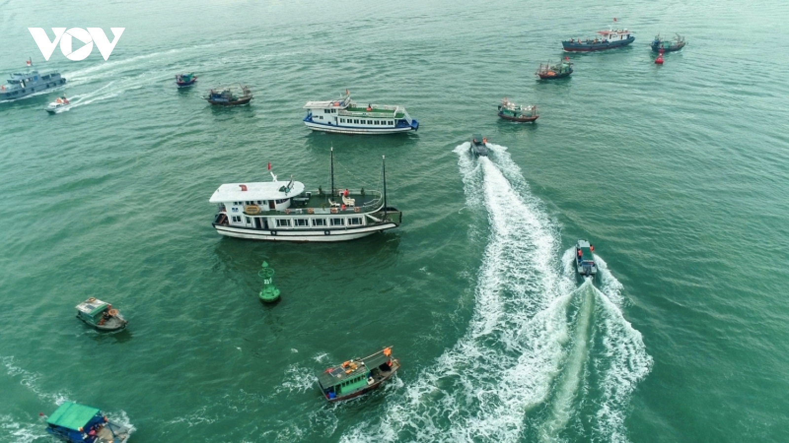 Ảnh: Diễn tập chống siêu bão, tràn dầu trên vịnh Hạ Long