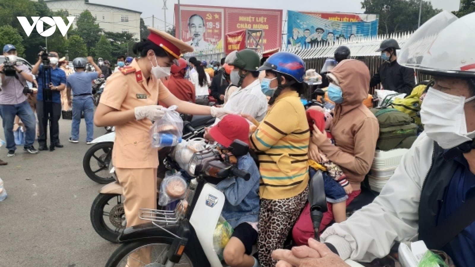 Hàng nghìn người nườm nượp rời Đồng Nai về quê