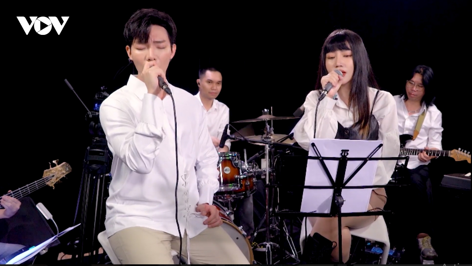 Thanh Duy hát "Tình anh bán chiếu", Orange – Erik song ca ăn ý tại The Heroes