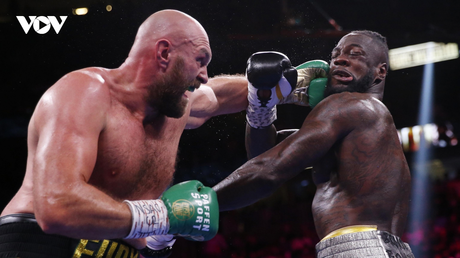 Deontay Wilder gãy tay sau trận đại chiến với Tyson Fury