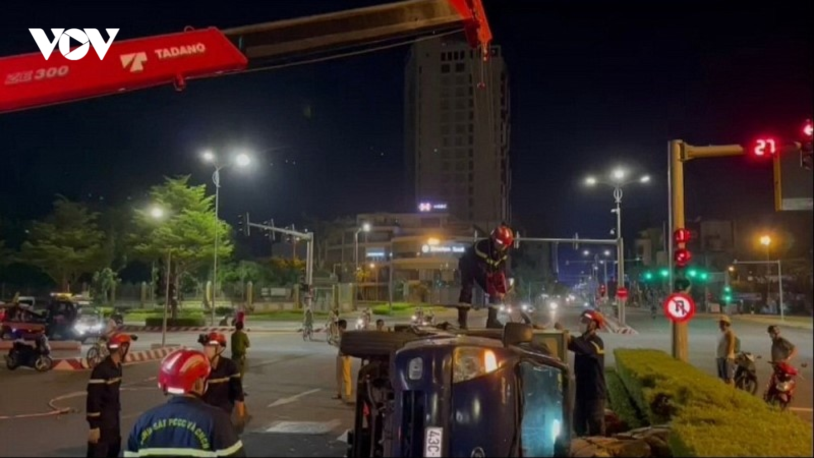Giải cứu lái xe mắc kẹt trong ca bin xe tải bị lật