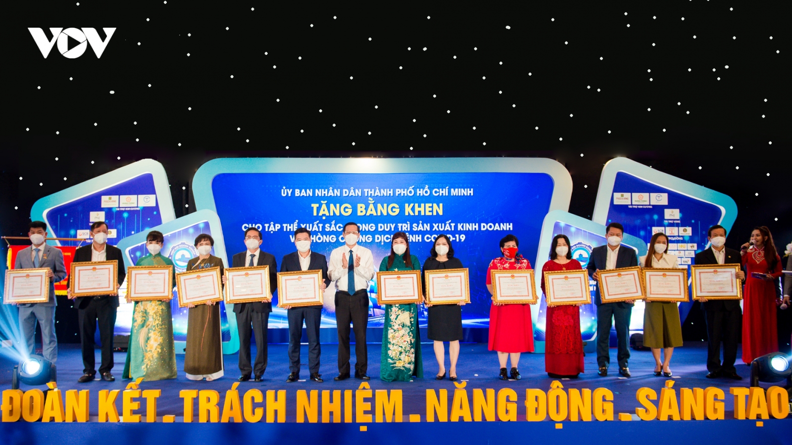 Tập đoàn Hưng Thịnh nhận bằng khen của TP.HCM về duy trì sản xuất và phòng chống Covid-19