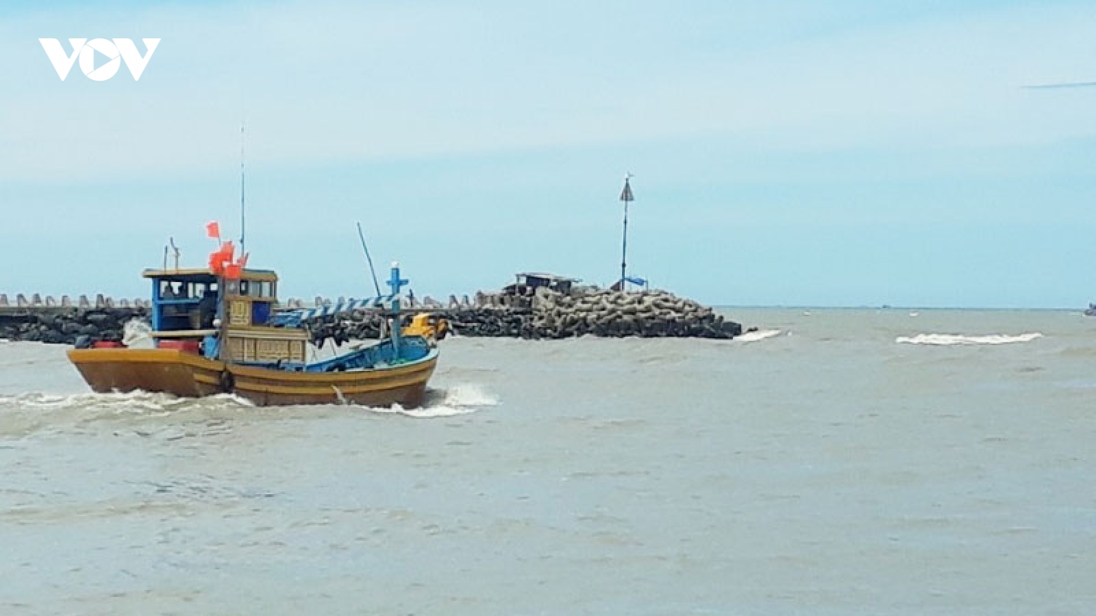 Luồng lạch chưa thông, tàu thuyền khó cập cảng cá Phan Rí Cửa