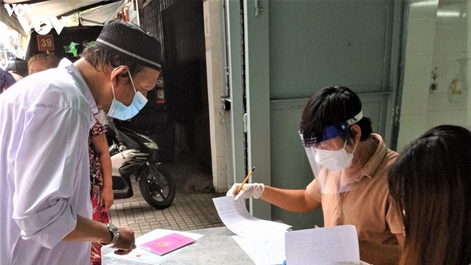 TP.HCM bắt đầu chi trả gói hỗ trợ đợt 3 cho người dân khó khăn