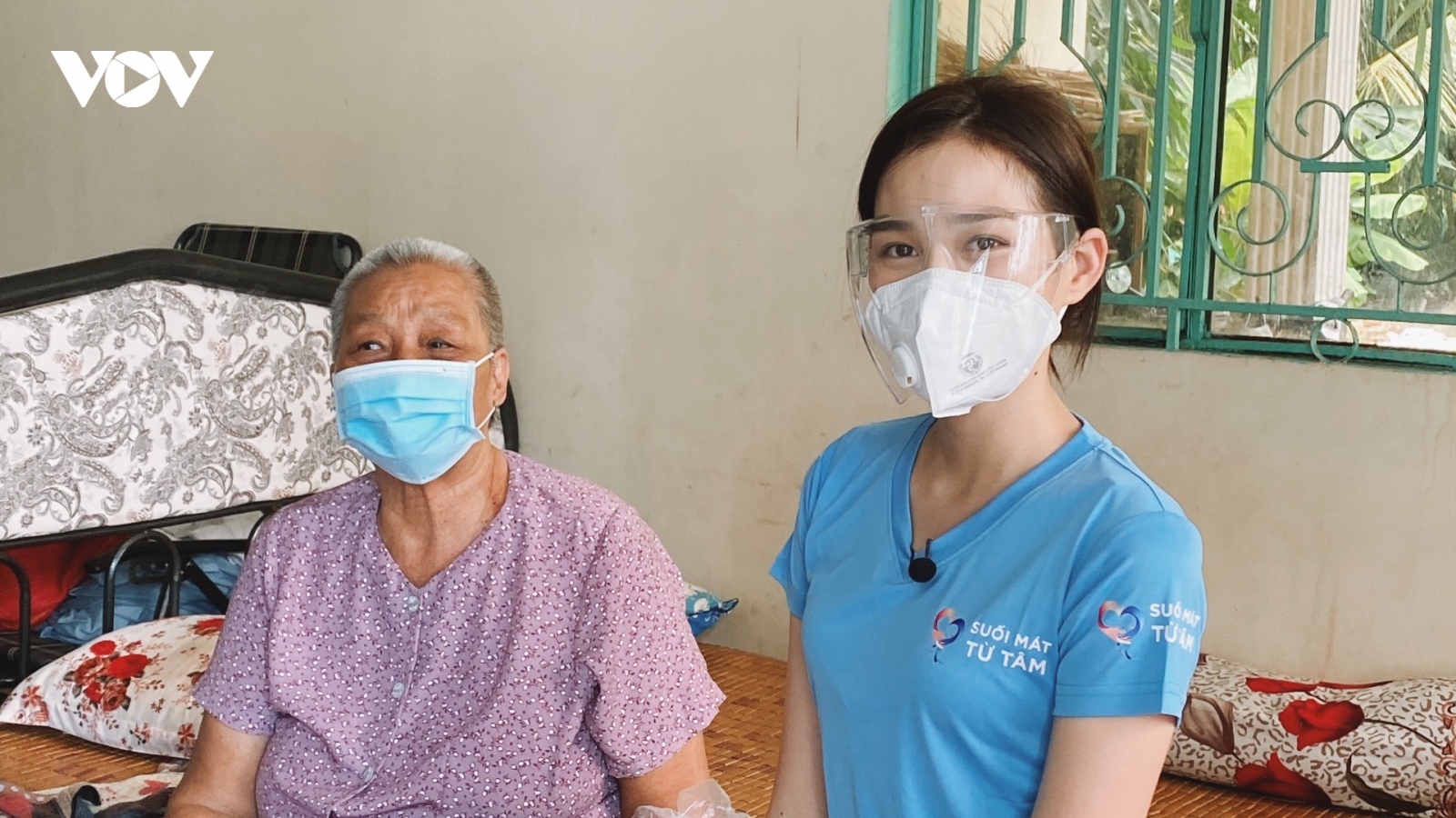 Hoa hậu Đỗ Hà chia sẻ khó khăn mùa dịch cùng người dân khó khăn, lao động nghèo