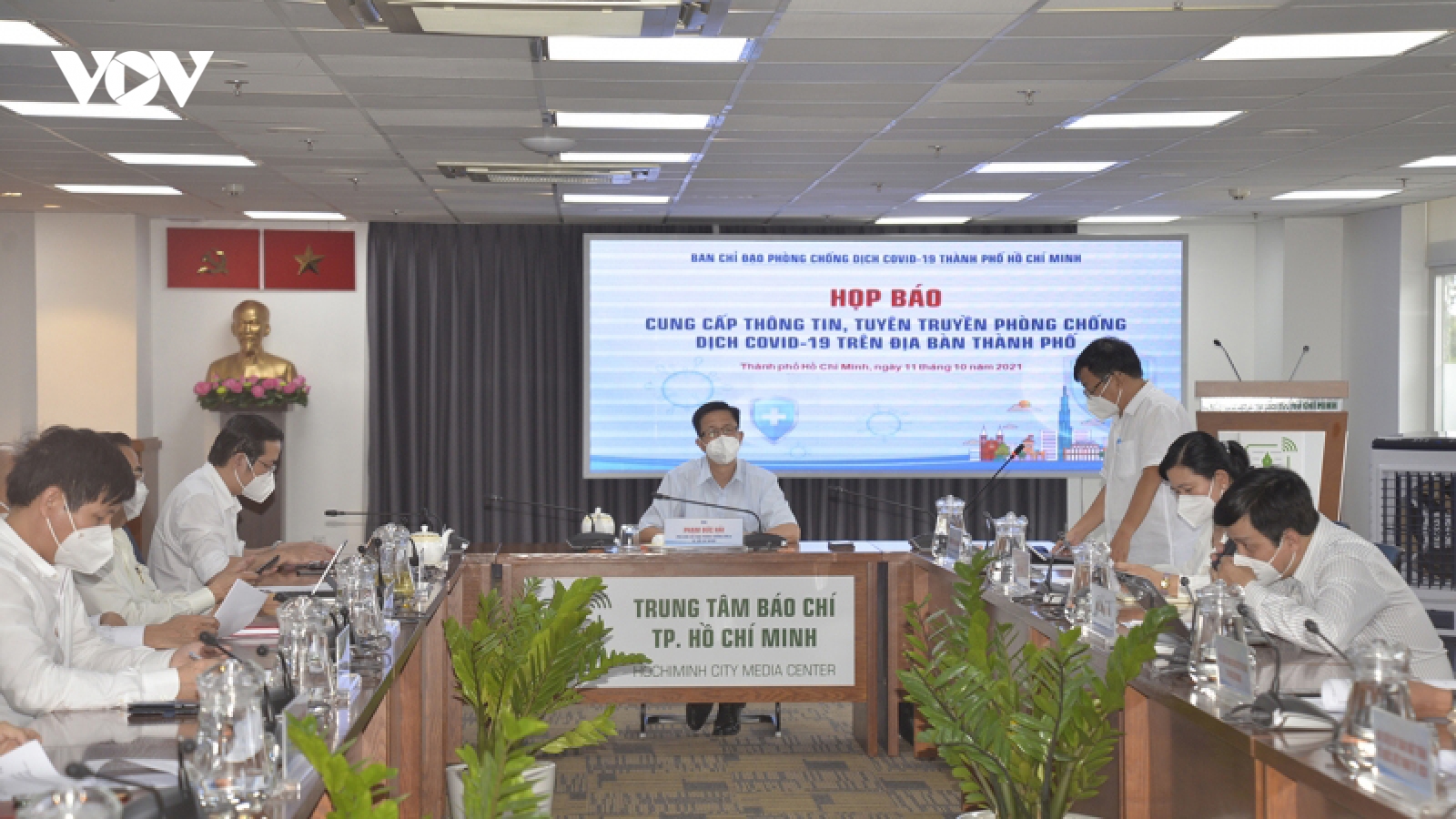 Số ca mắc COVID-19 ở TP.HCM liên tục giảm nhưng vẫn còn ở mức cao