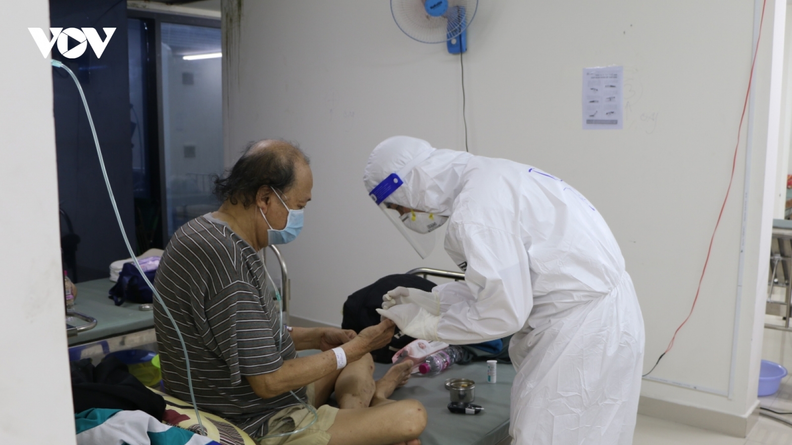 Tình nguyện viên F0: "Thấy bác sĩ mang vác chỉ mong khỏi bệnh để giúp"