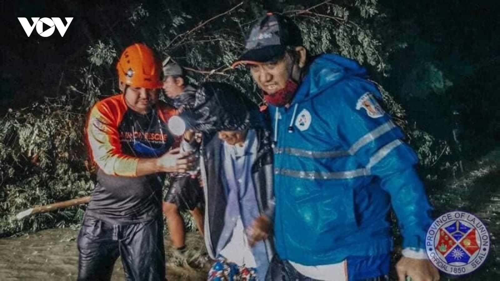 Bão Kompasu tàn phá Philippines, mạnh lên khi qua Biển Đông