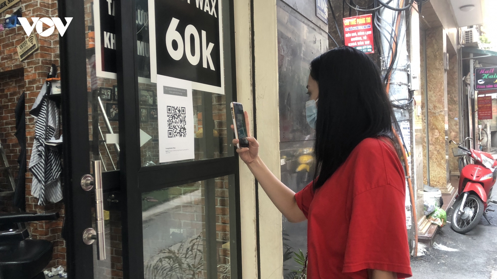 Yêu cầu quét mã QR khi đi mua hàng: Chỉ là hình thức?