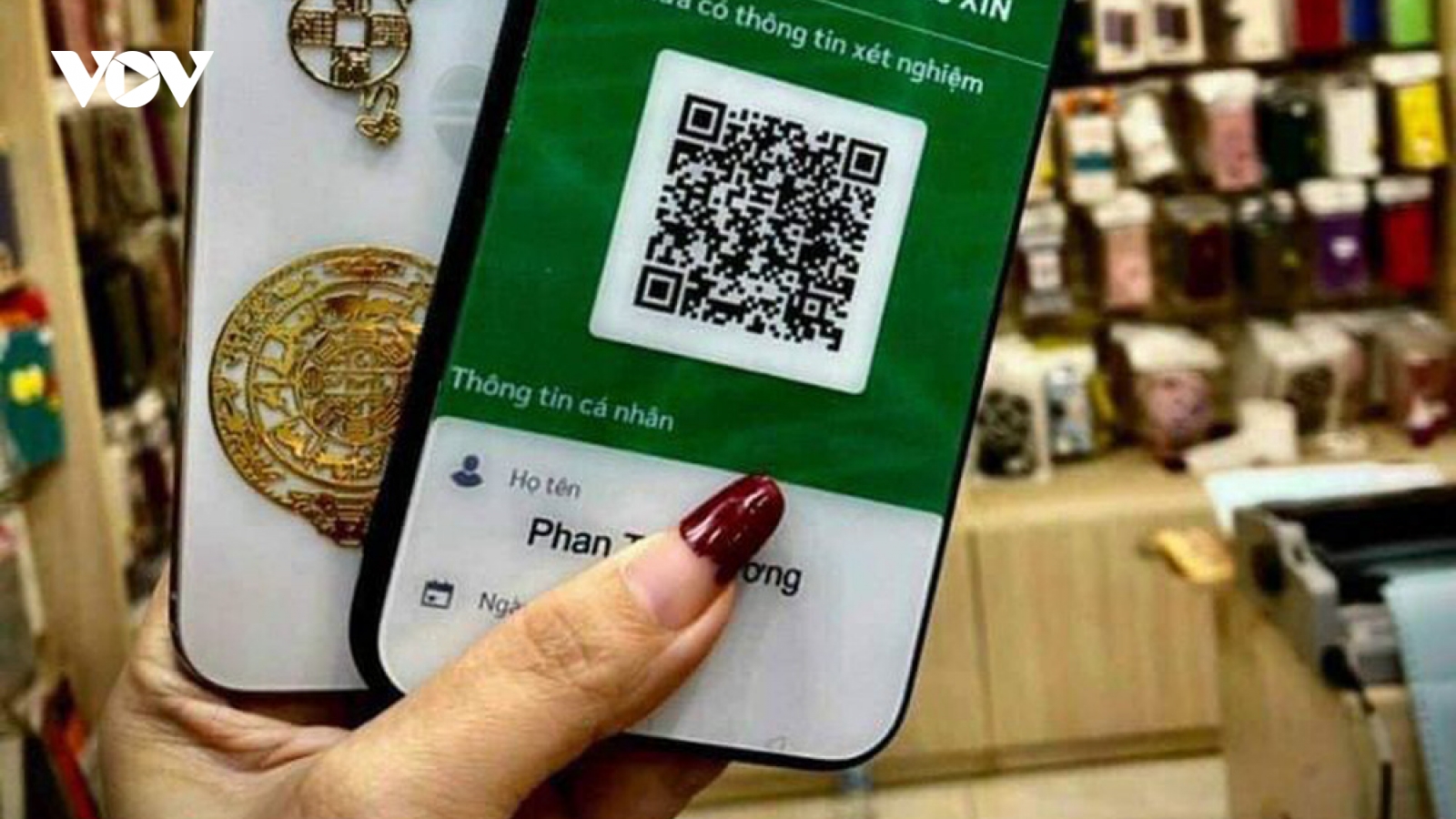 Có nên in QR code đã tiêm vaccine lên thẻ, ốp điện thoại?