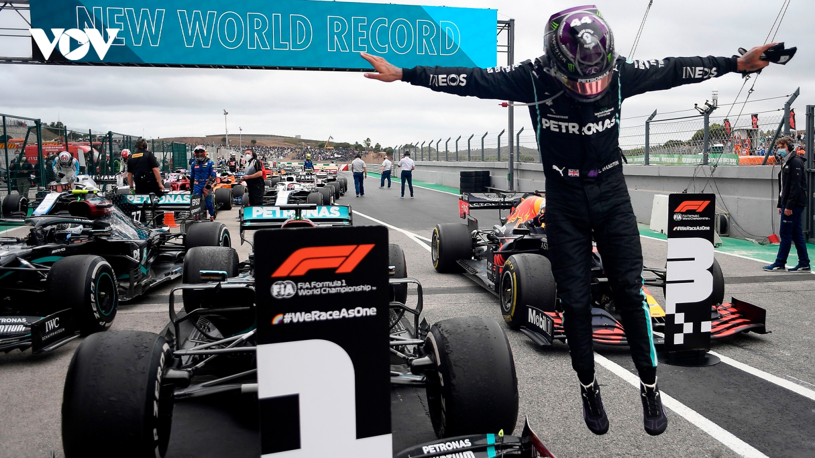 Ngày này năm xưa: Lewis Hamilton đi vào lịch sử F1