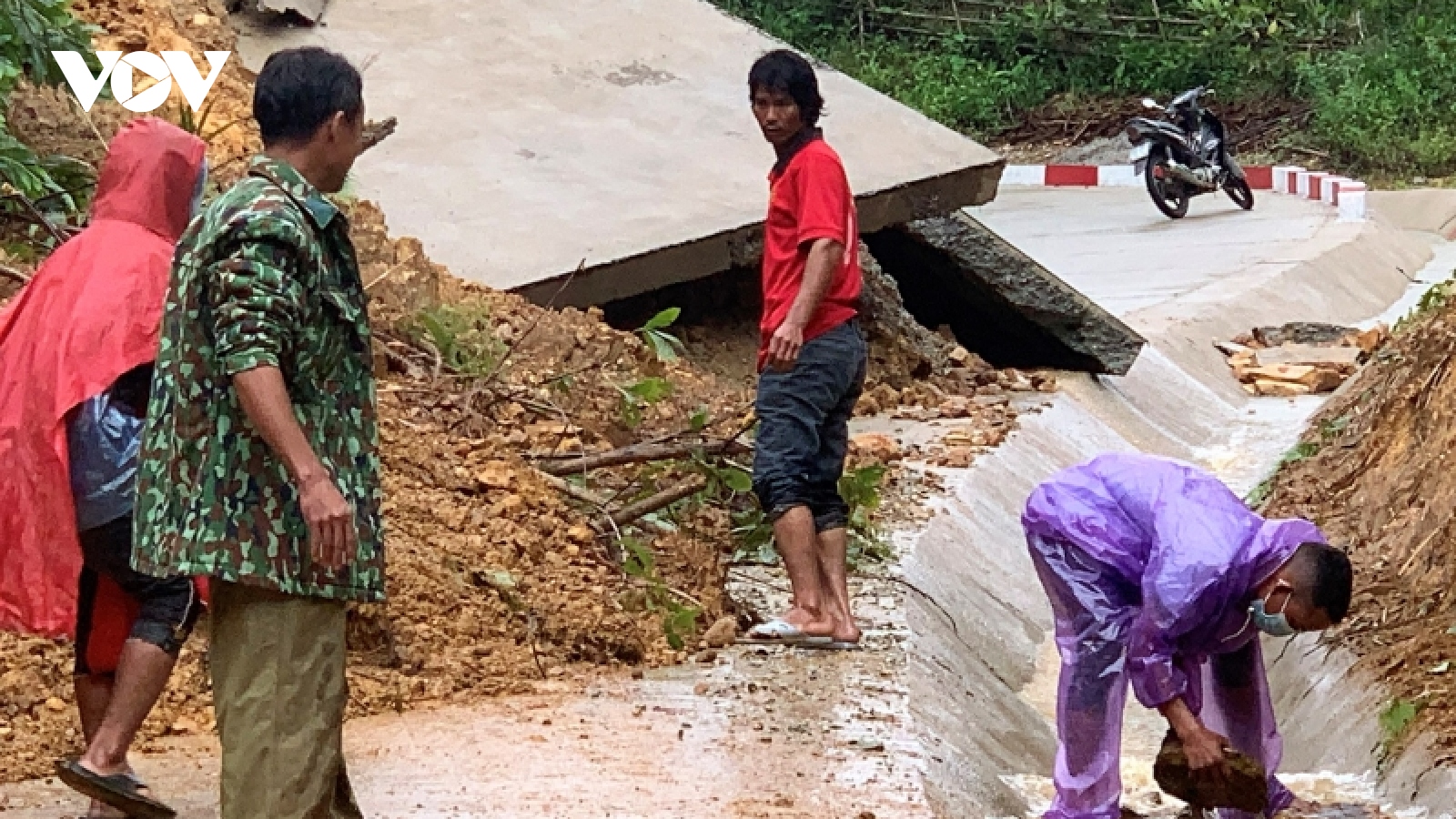 Quảng Ngãi khẩn trương khôi phục giao thông, ứng phó đợt mưa lũ mới