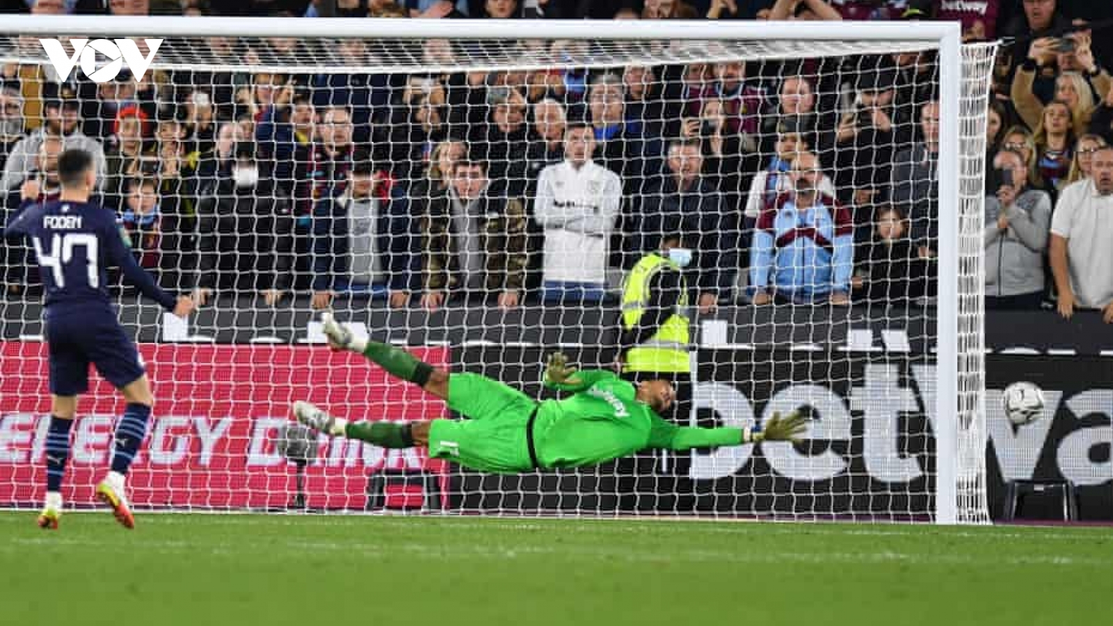 Man City thành cựu vô địch, Liverpool vào tứ kết Cúp Liên đoàn Anh