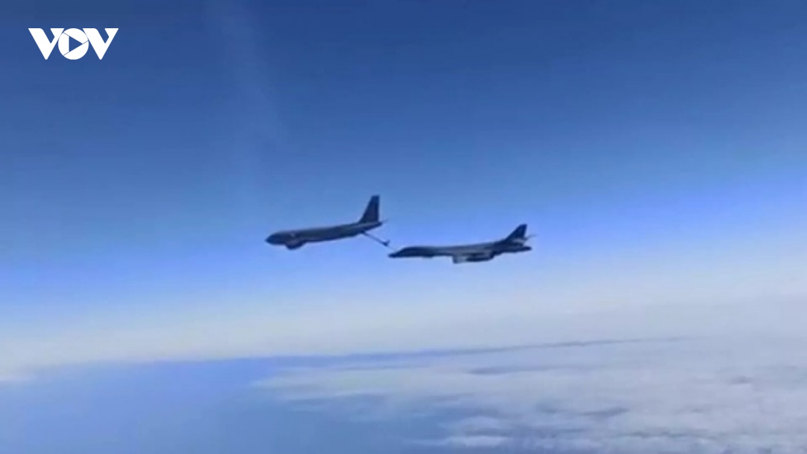 Tiêm kích Su-30 của Nga xuất kích chặn máy bay ném bom B-1B Mỹ trên Biển Đen