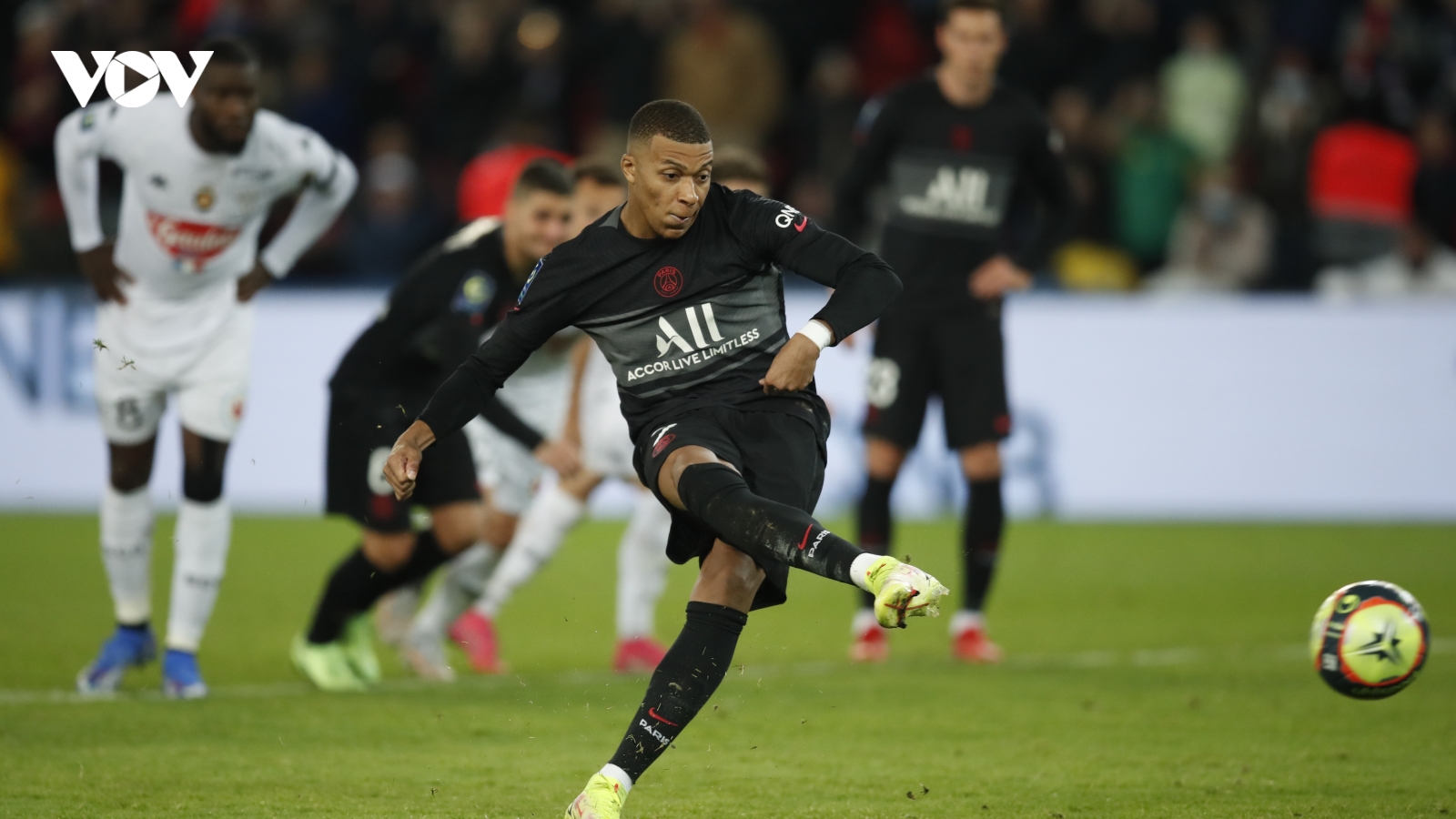 Mbappe vừa ghi bàn vừa kiến tạo, PSG thắng ngược Angers trong ngày vắng Messi