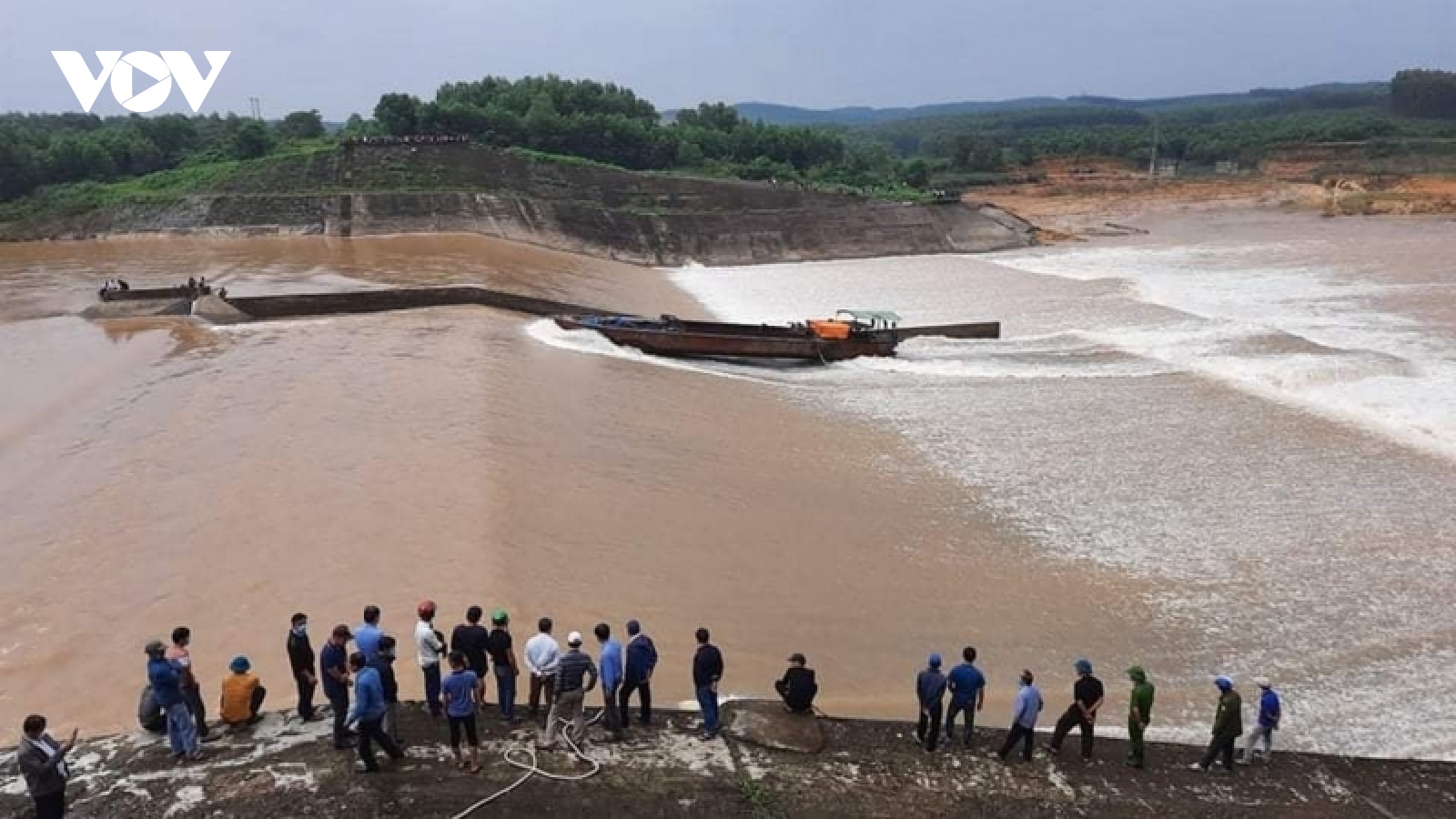 Vụ 8 người gặp nạn trên sông Thạch Hãn: Cán bộ kiểm tra an toàn đường thủy không mặc áo phao?