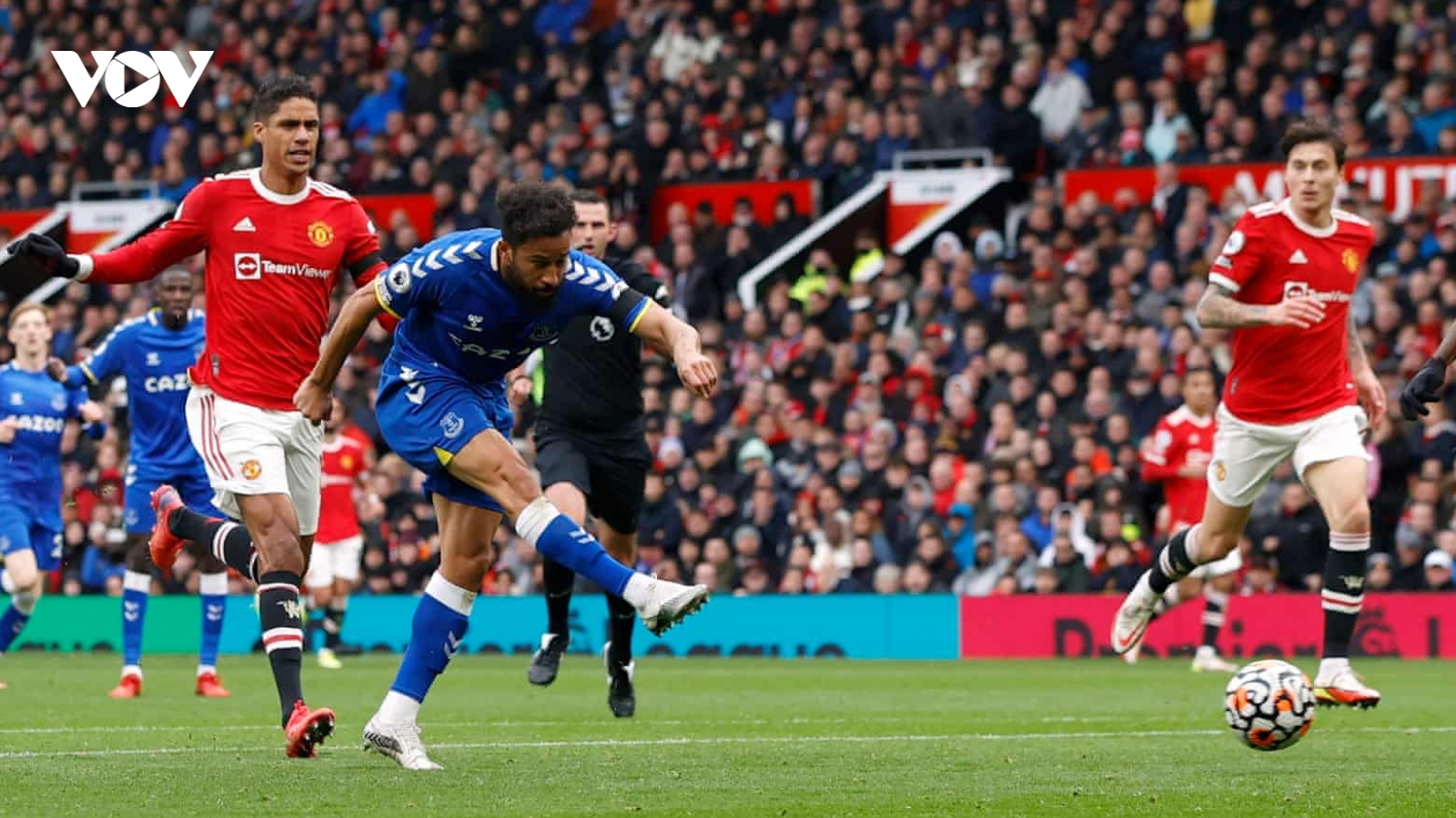Công làm thủ phá, MU hoà "hú vía" trước Everton