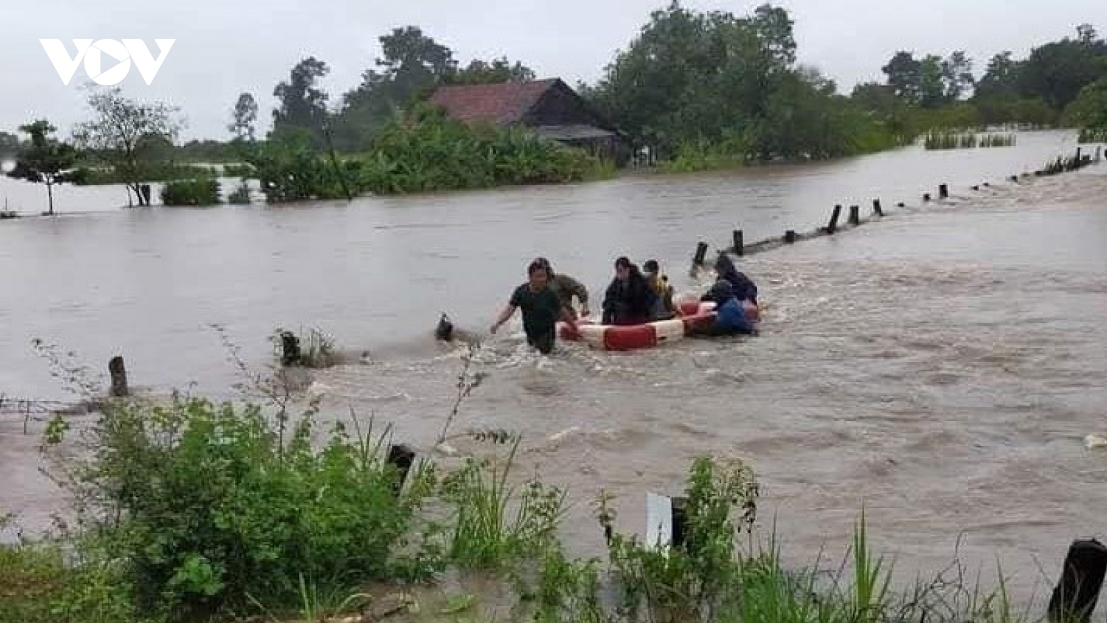 Mưa lớn gây ngập lụt, chia cắt nhiều khu dân cư ở Đắk Đắk