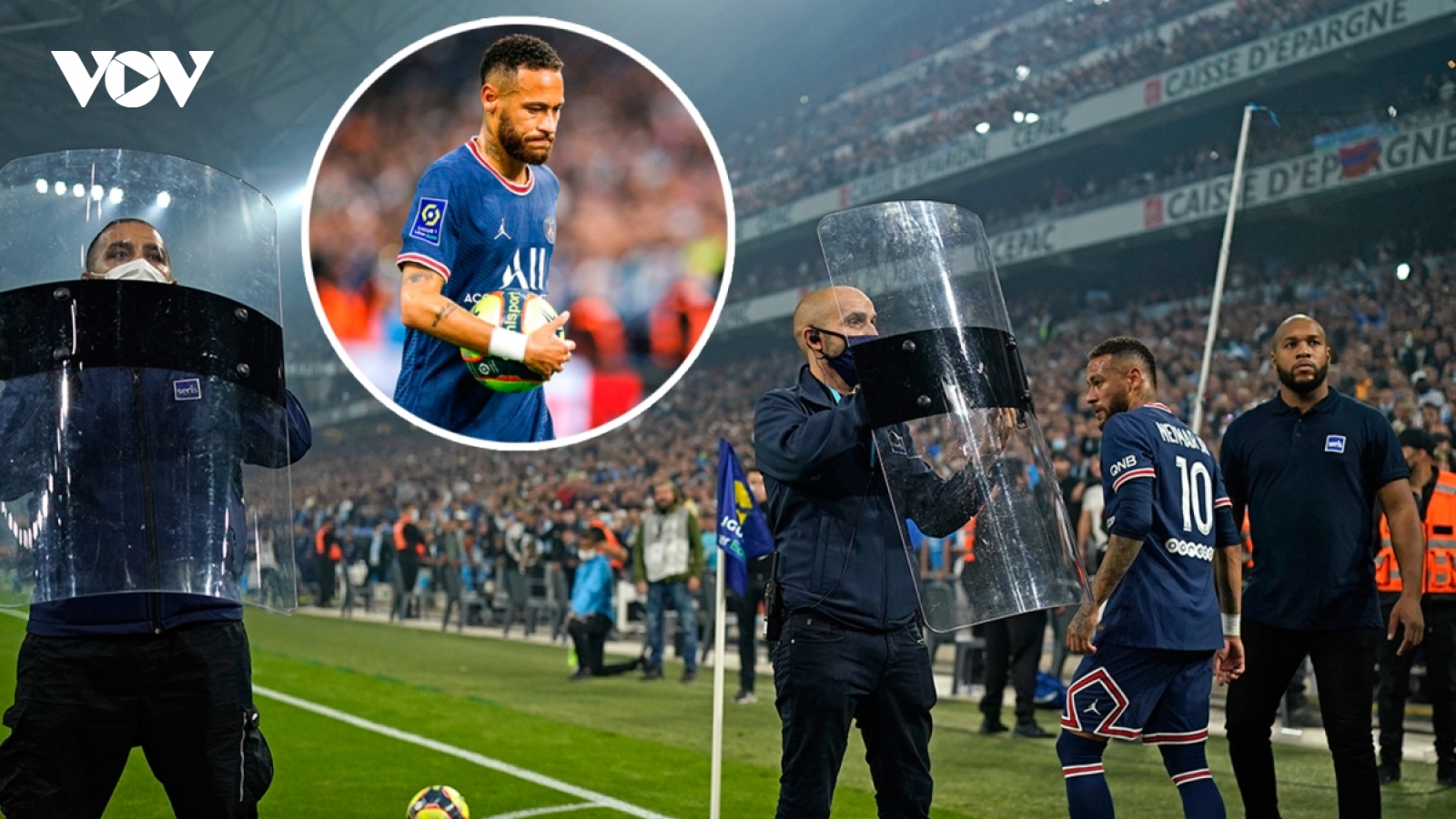 Lực lượng an ninh vất vả bảo vệ Neymar, Messi trước CĐV quá khích
