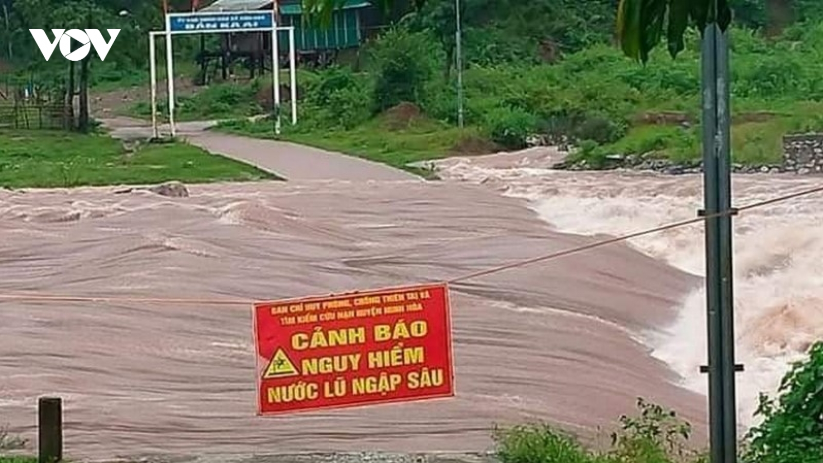 Nhiều người đi rừng chưa liên lạc được vì chia cắt do mưa lũ ở Quảng Bình