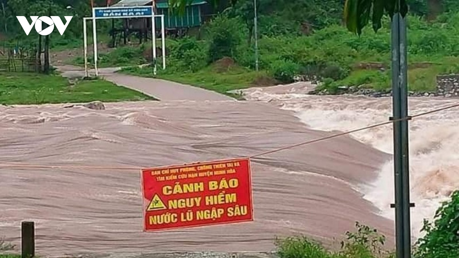 Nhiều người đi rừng chưa liên lạc được vì chia cắt do mưa lũ ở Quảng Bình