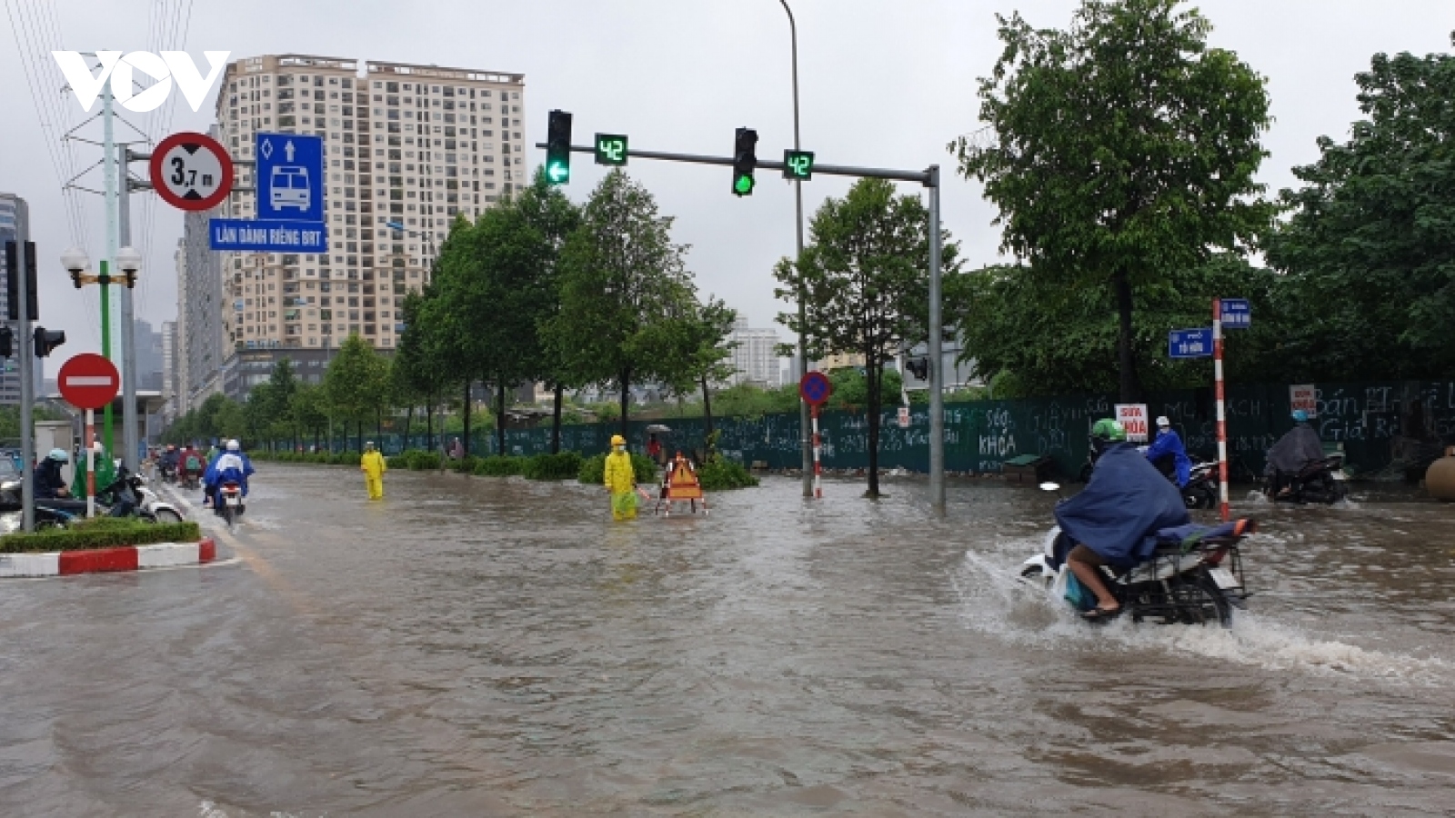 Nhiều tuyến phố tại Hà Nội ngập sâu, người dân lội nước đi làm đầu tuần