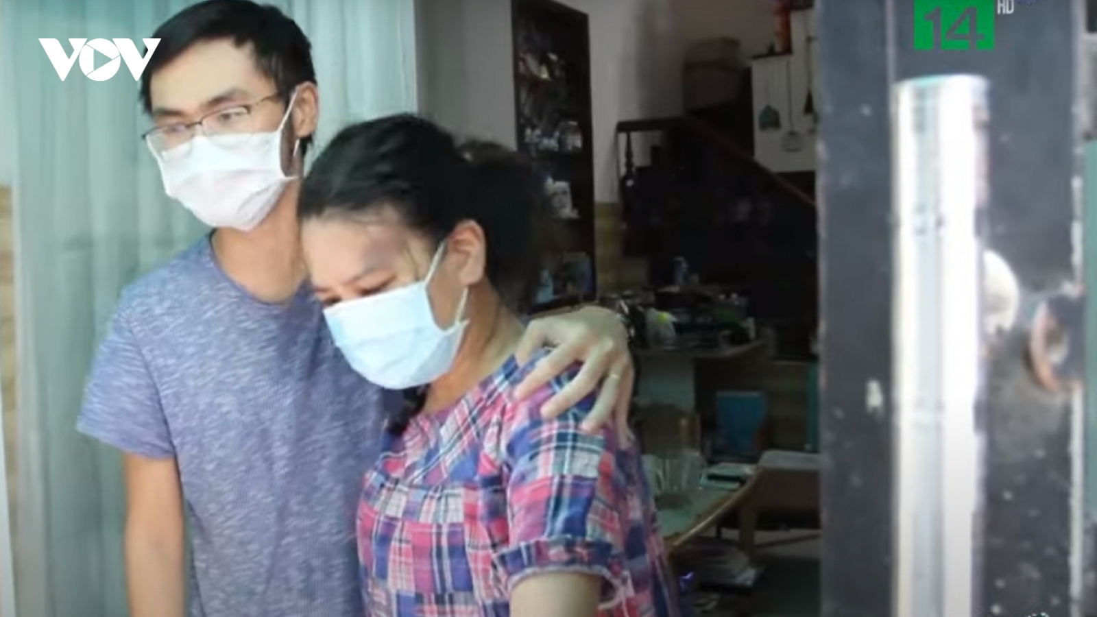Nước mắt ngày trở về của mẹ con sản phụ mắc Covid-19 nặng