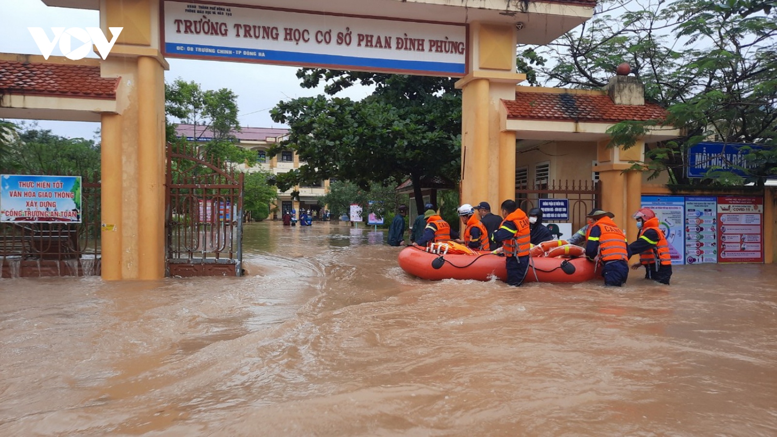 TP Đông Hà ngập nặng, giải cứu hàng trăm học sinh ra khỏi trường