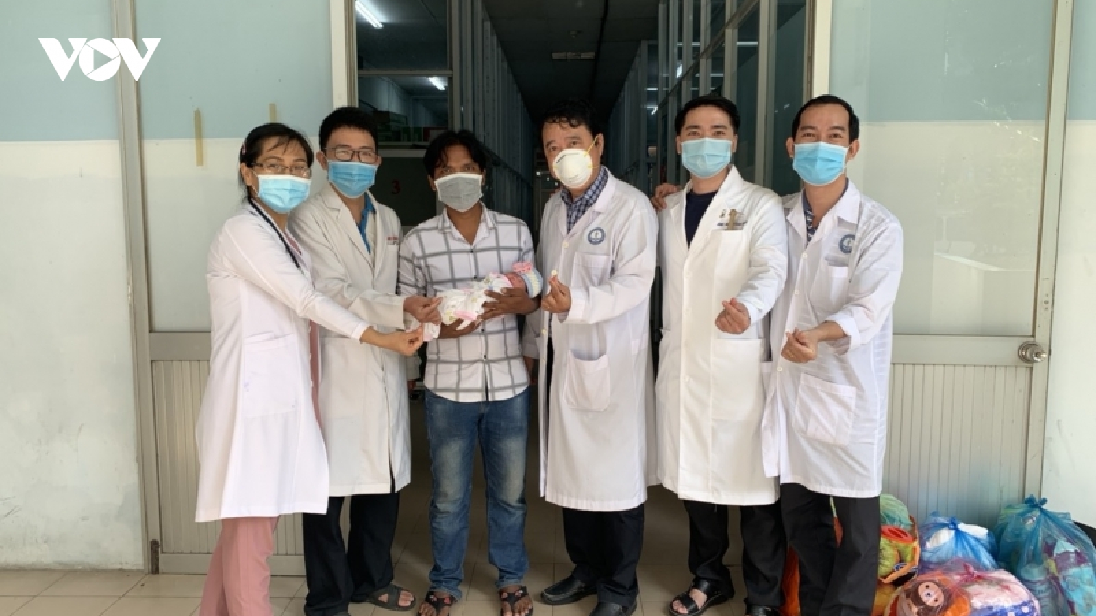 Phẫu thuật thành công cứu trẻ sinh non của sản phụ mắc Covid-19