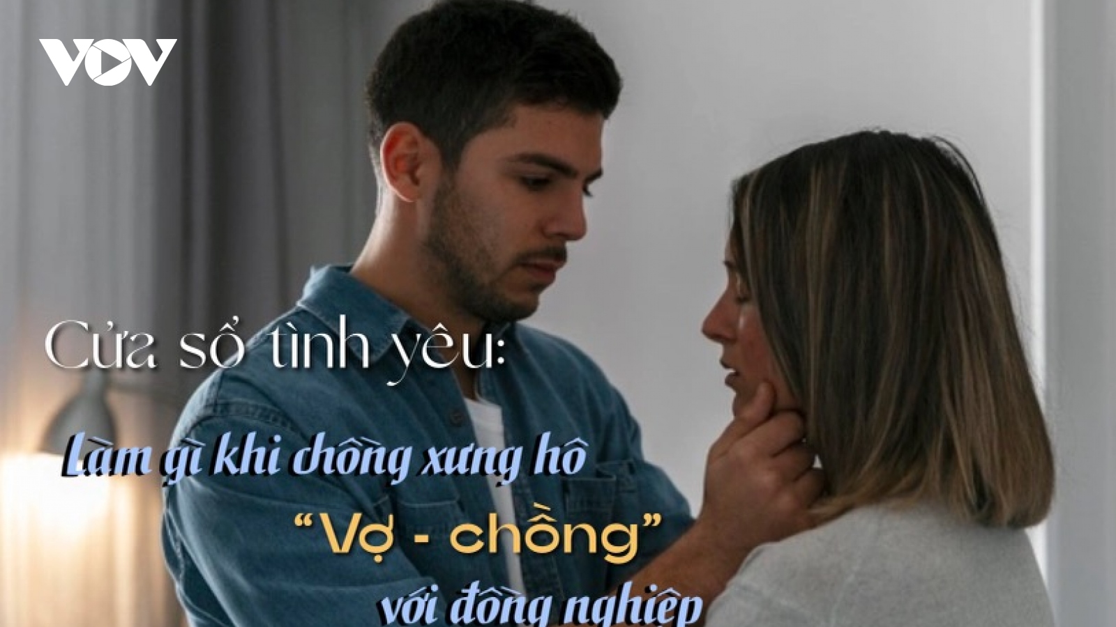 Làm gì khi chồng xưng hô "vợ - chồng" với đồng nghiệp?