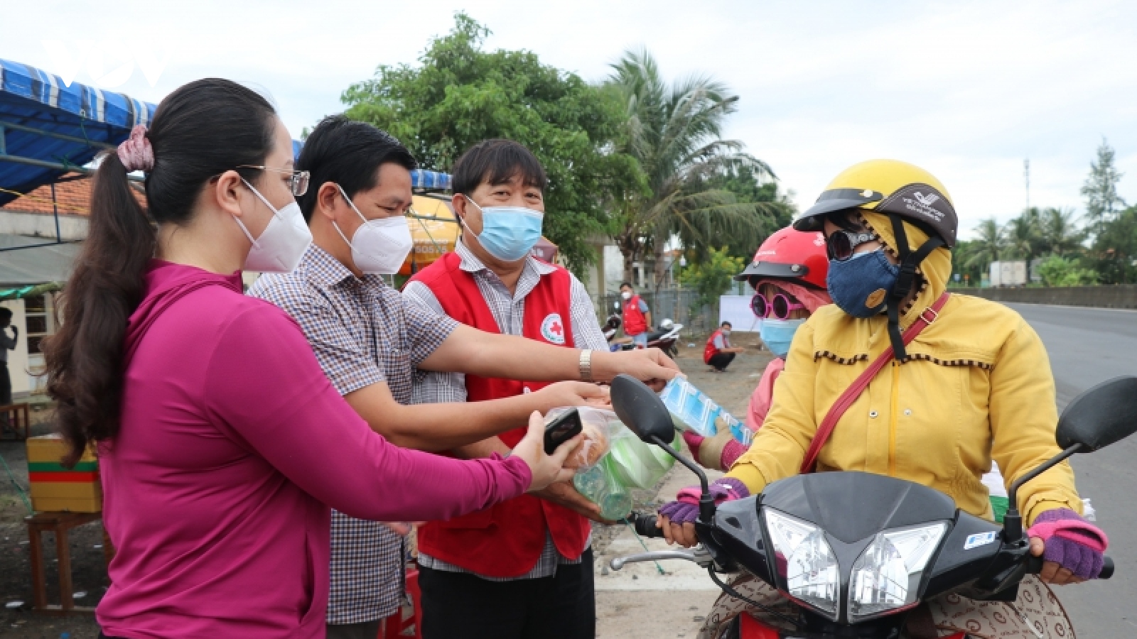 Ấm lòng người hồi hương khi qua Phú Yên