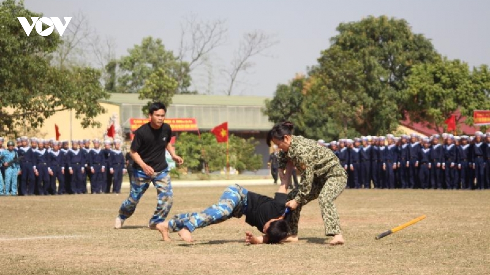 Những "bông hồng thép" giữ biển