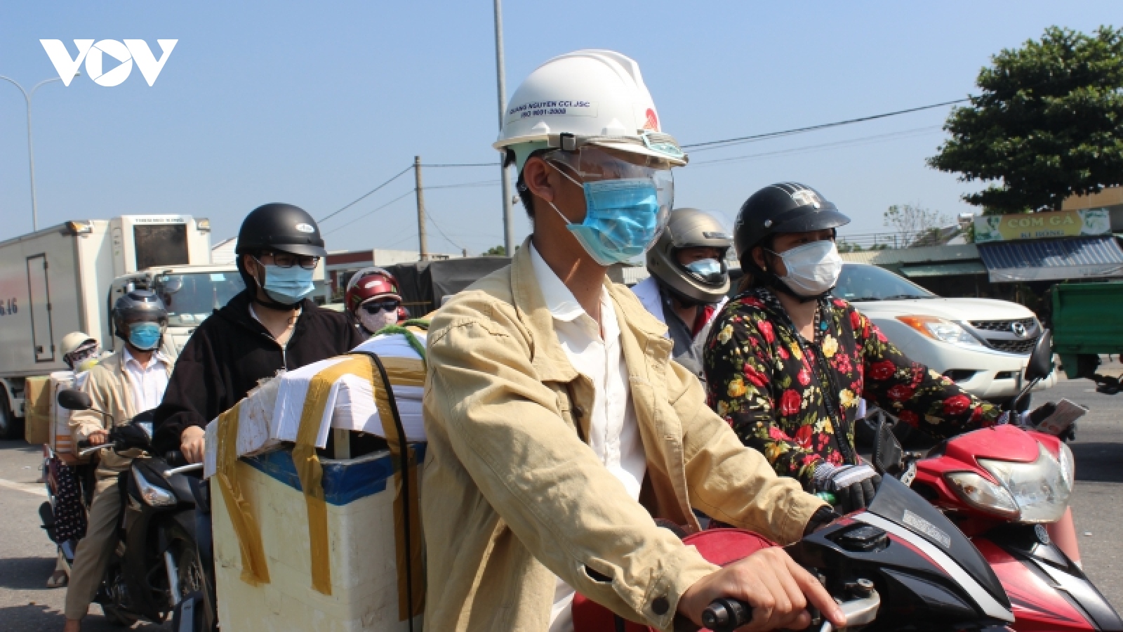Hàng ngàn người kẹt tại các chốt kiểm soát giữa Quảng Nam và Đà Nẵng