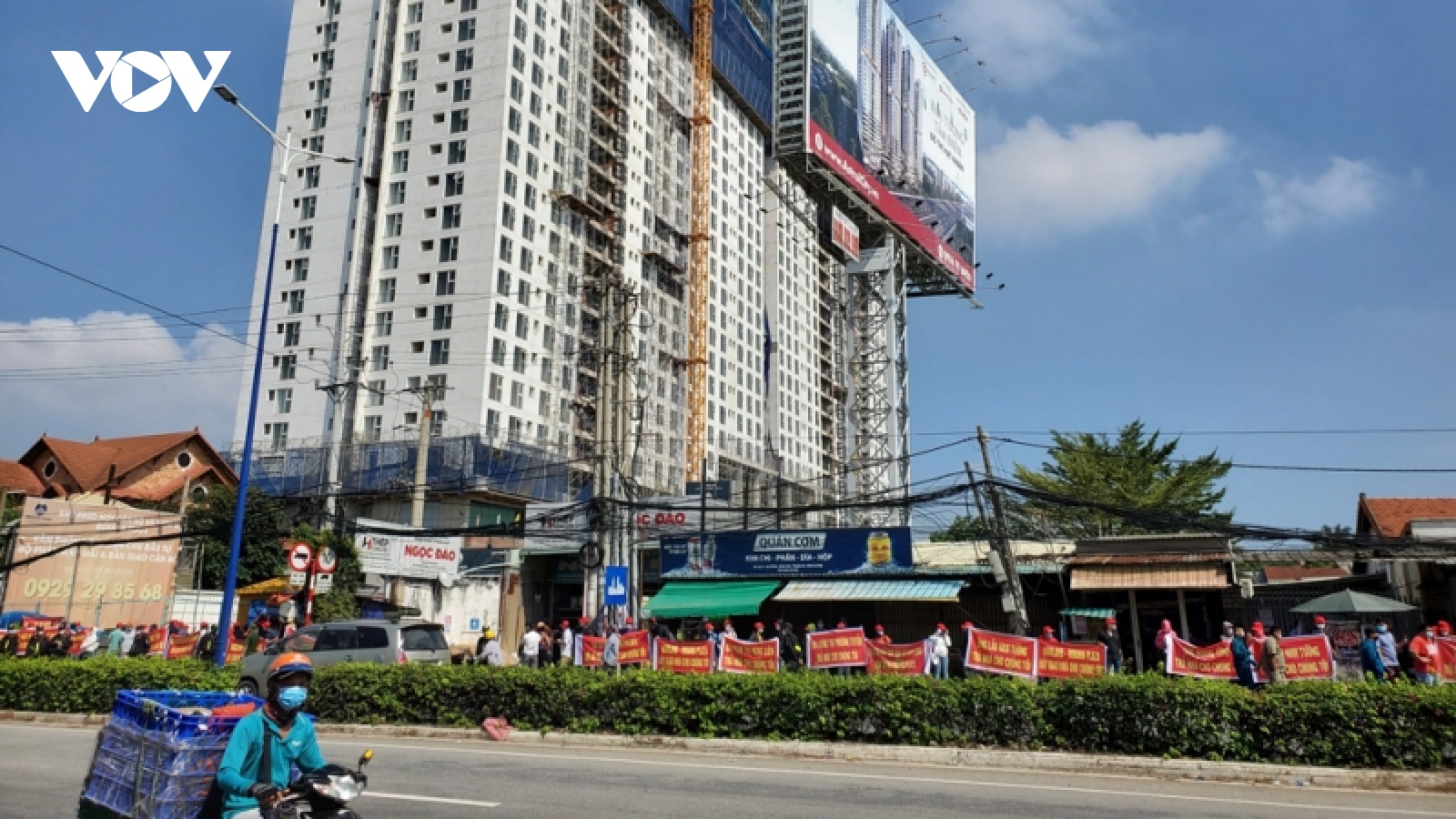 Hàng trăm khách hàng Dự án Roxana Plaza căng băng rôn đòi bàn giao căn hộ