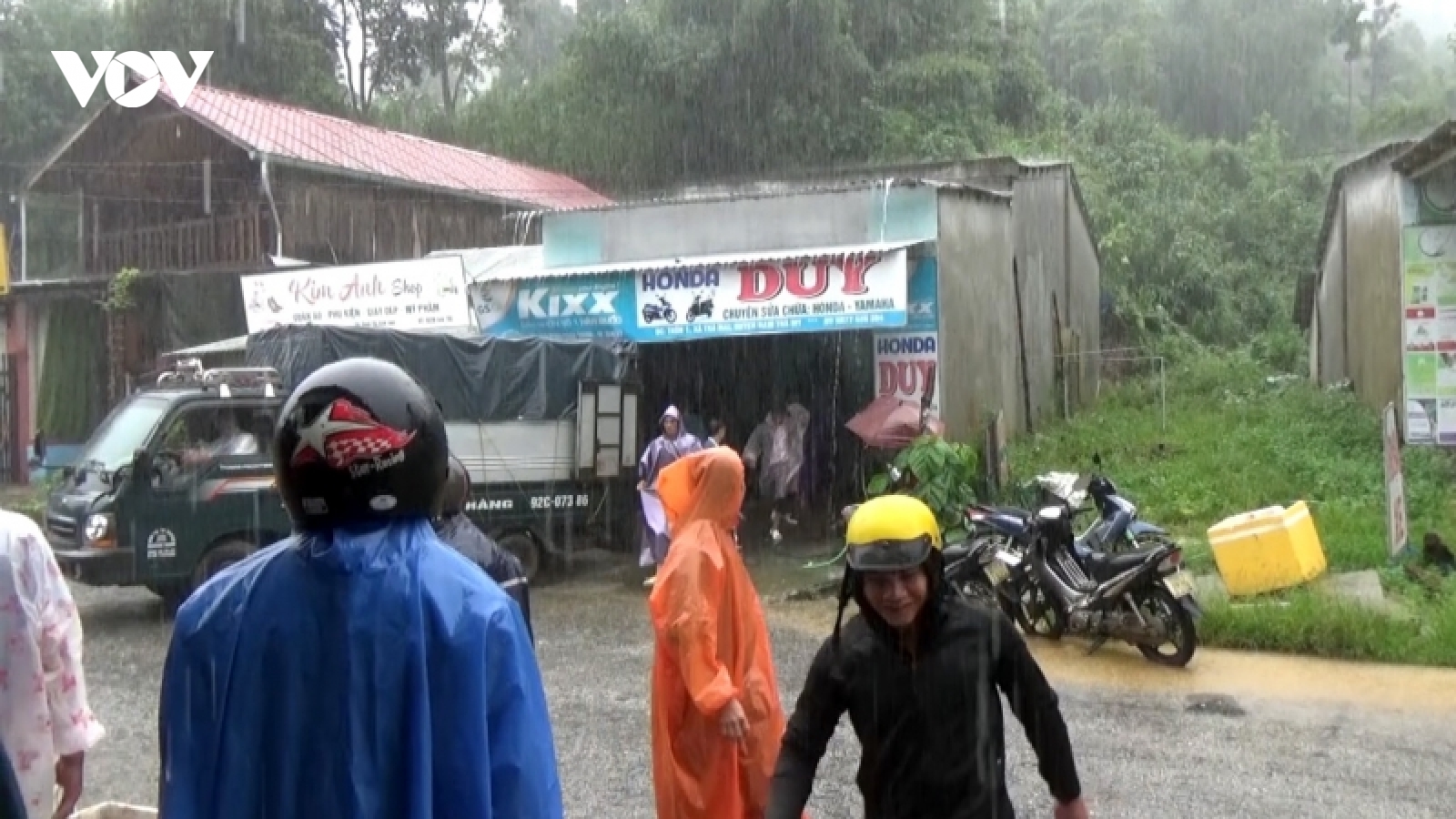 Sạt lở đất ở Quảng Nam: Các huyện miền núi khẩn trương di dời dân đến nơi an toàn